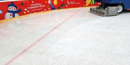 В парке «Взлет» заливают каток