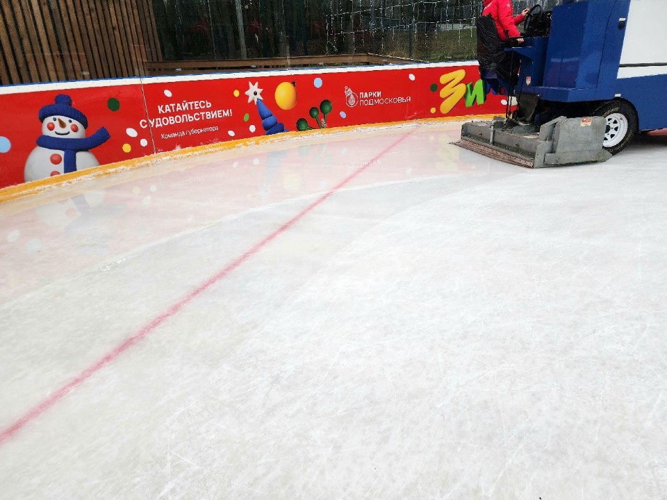 В парке «Взлет» заливают каток